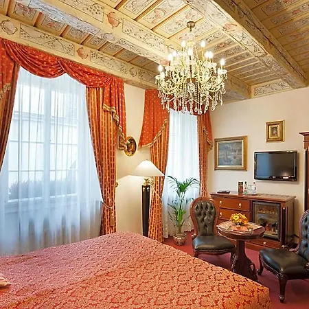 U Zlateho Stromu By Bhg Отель 4*