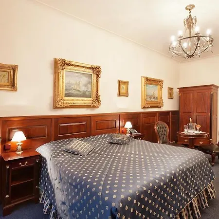 Hotel U Zlateho Stromu 4*