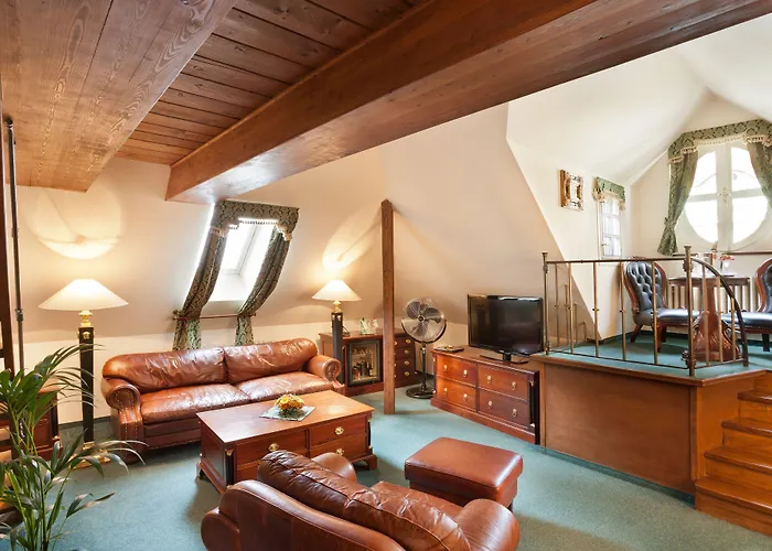 U Zlateho Stromu By Bhg 4* Prague